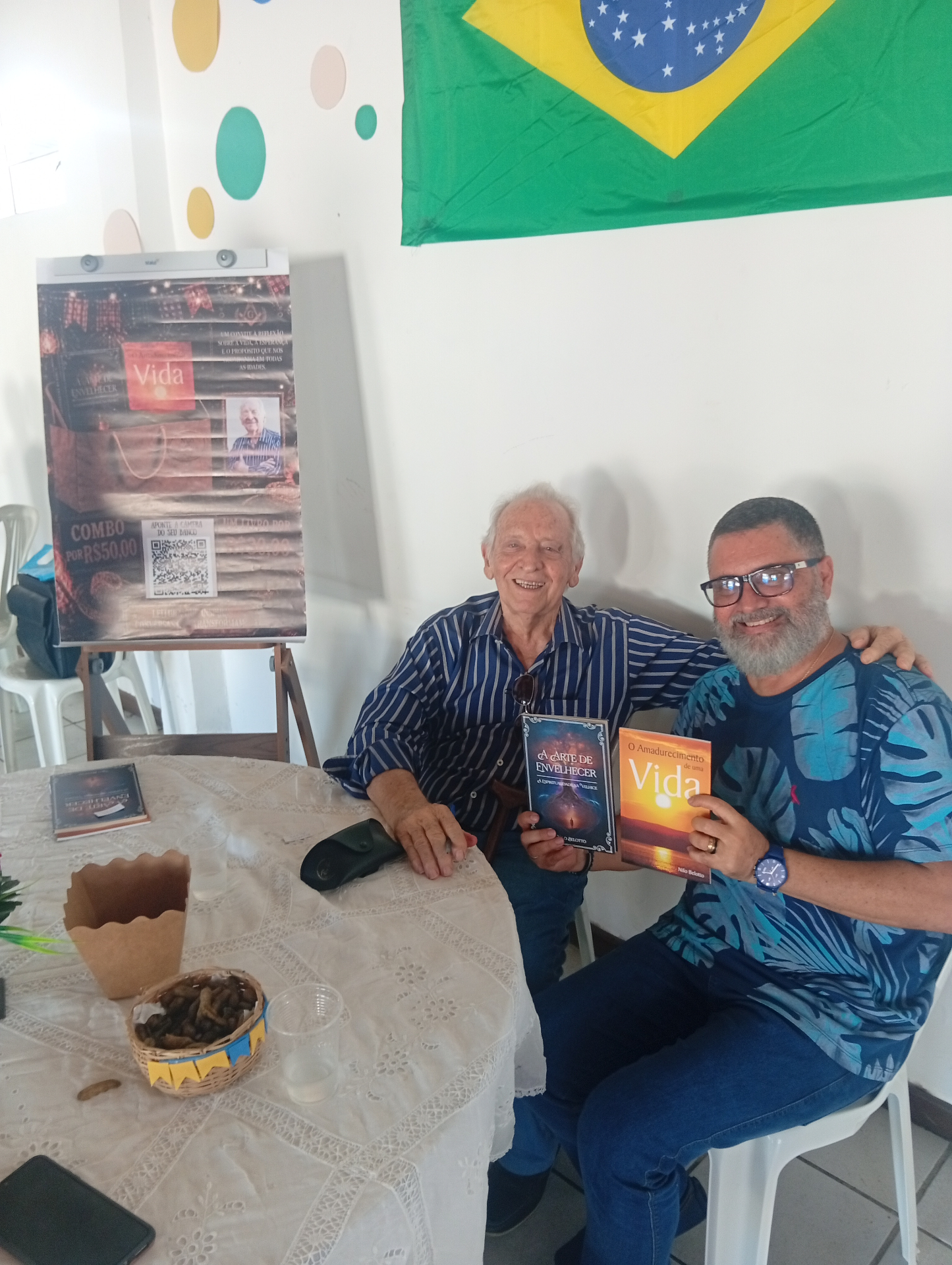 Nilo Belotto com leitor segurando os dois livros lançados.