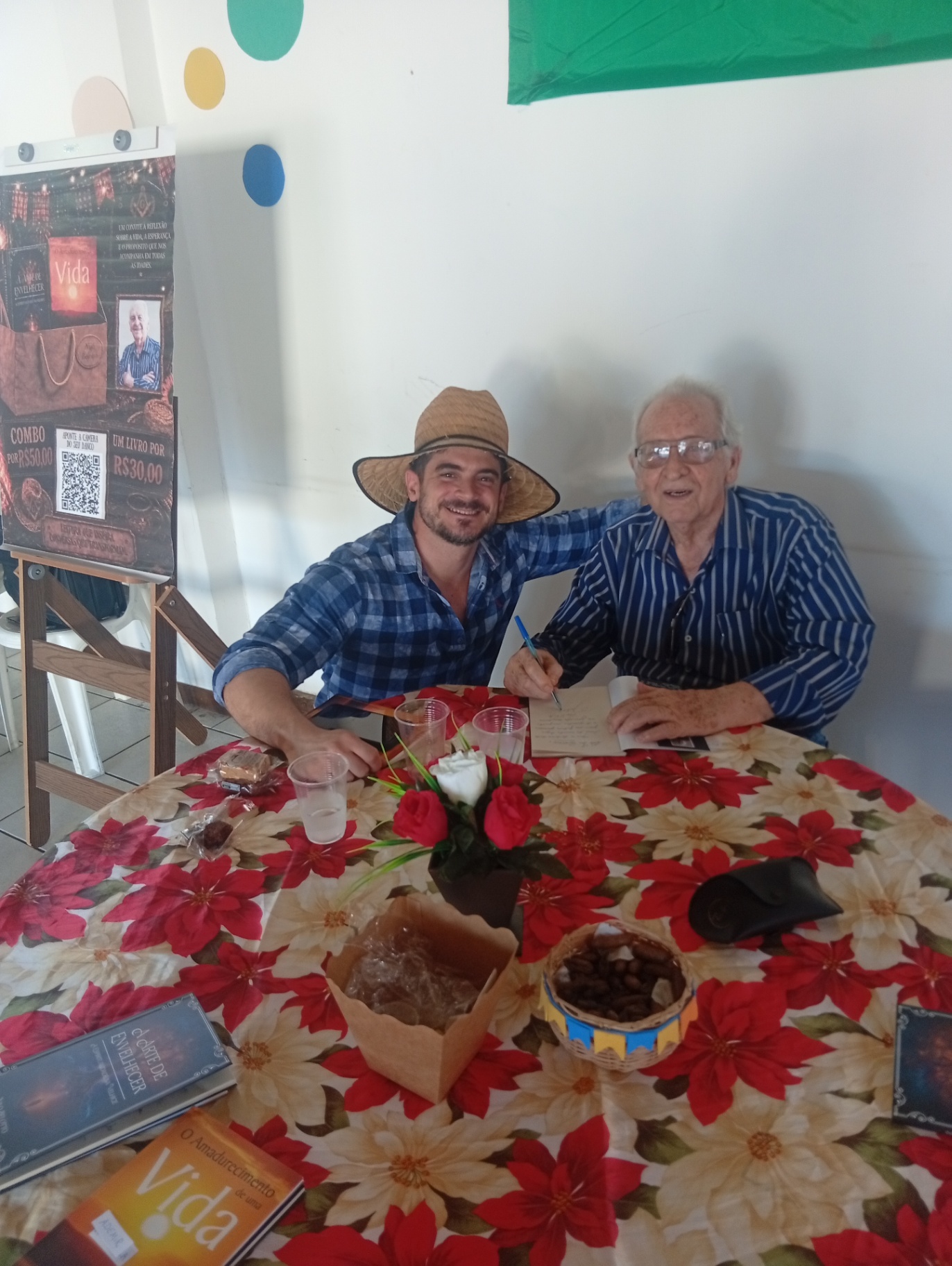 Leitor recebe dedicatória de Nilo Belotto em clima de festa junina.