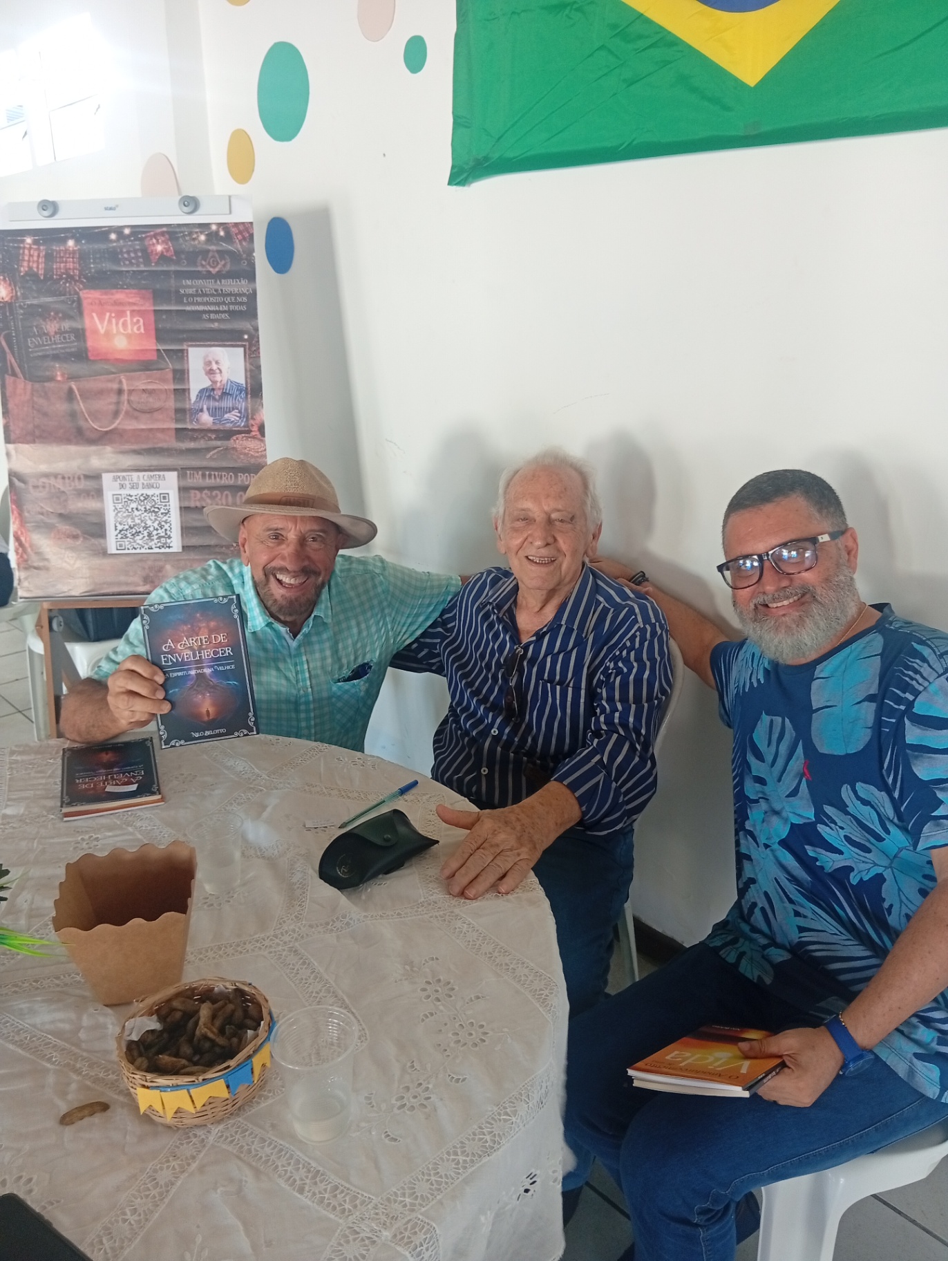 Encontro de amigos no lançamento dos livros de Nilo Belotto.
