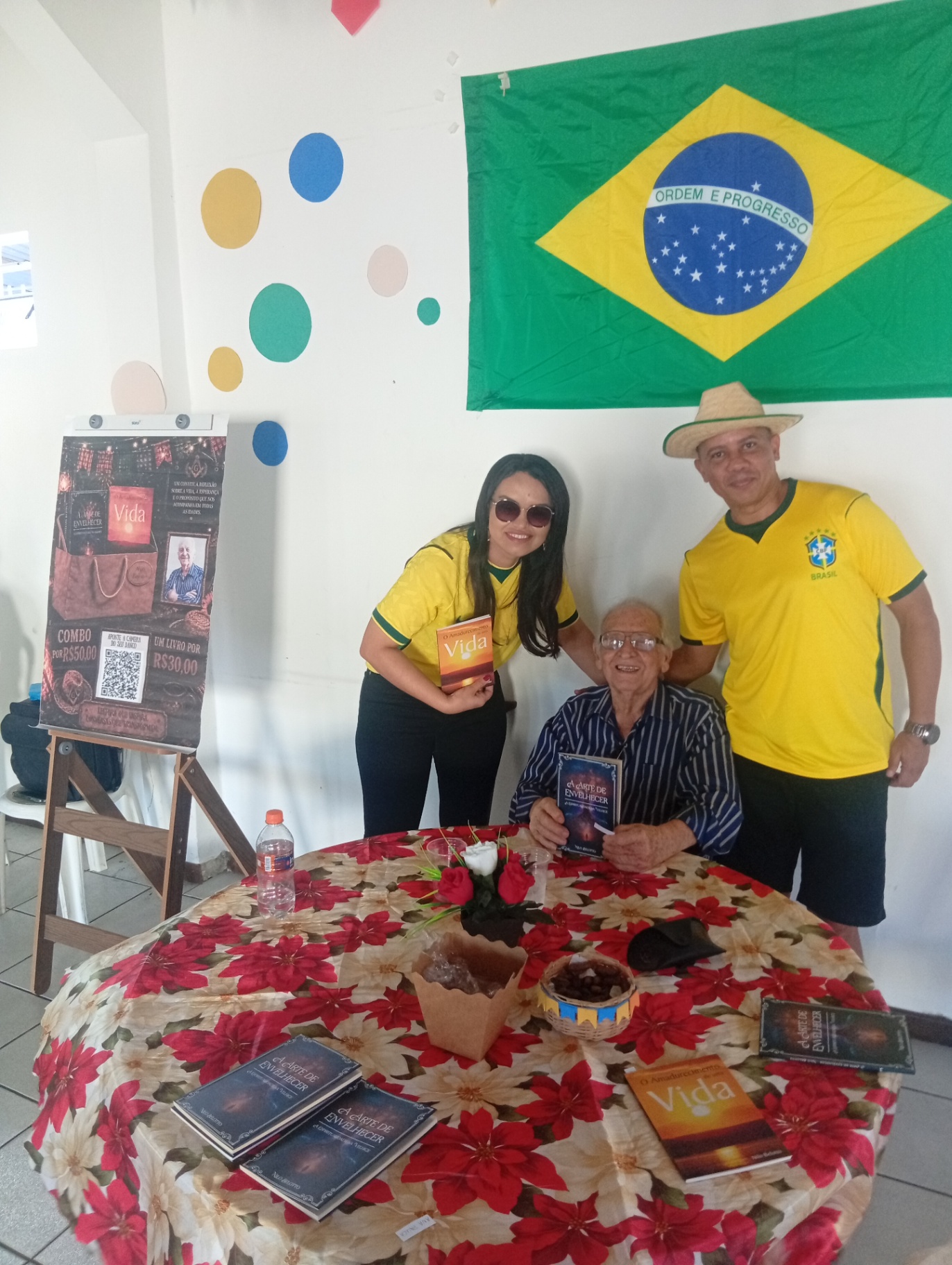 Leitores posam com Nilo Belotto e os livros recém-lançados.