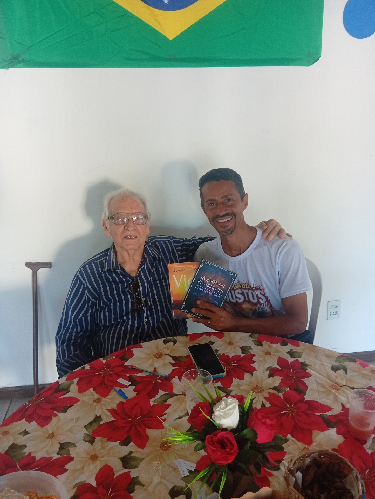 Nilo Belotto entrega exemplares autografados a um leitor.